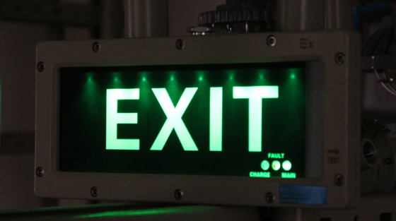 Ra≥70 5000K IP66 Luz de emergencia a prueba de explosión Indicador de salida de seguridad incorporado Luz de salida de emergencia de incendio