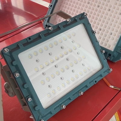 La luz LED a prueba de explosión de ATEX/IECEx   50 W, 150 W y 200 W, resistente al agua IP66 para zonas peligrosas de la zona 1/2 y la zona 21/22