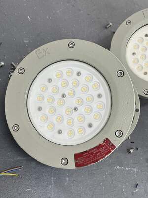 ATEX IECEx IP66 Luz a prueba de explosión LED 100W 150W Luz de bodega de alta profundidad AC 100-277V De aluminio fundido a presión 5 años de garantía
