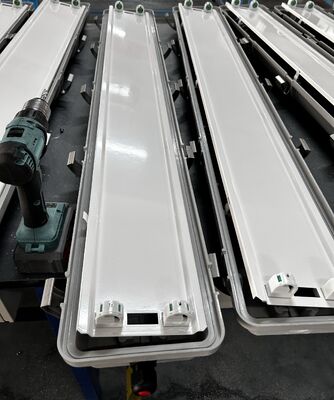 Iluminación lineal con clasificación de peligro IP66 WF2 Nivel de rendimiento del refugio, Ex Tb IIIC T80°C Db Iluminación validada para instalaciones de procesamiento petroquímico
