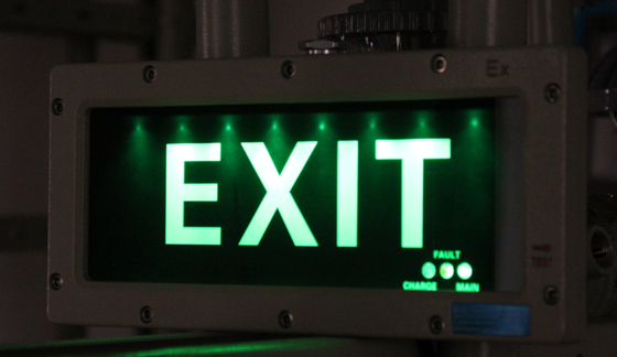 Ra≥70 5000K IP66 Luz de emergencia a prueba de explosión Indicador de salida de seguridad incorporado Luz de salida de emergencia de incendio