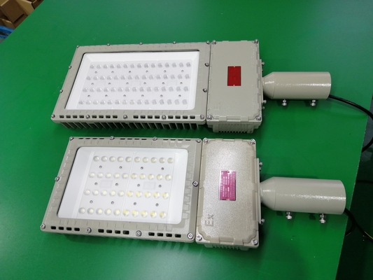 Luz solar de calle a prueba de explosión al aire libre Ip66 100w 200w LED de luz de inundación Eficiencia 130lm / w Con cinco años de garantía
