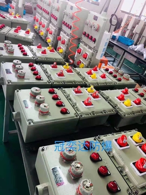 Panel de control a prueba de llamas de tensión IP66 de aluminio ≤ 225A Panel de distribución a prueba de explosión para lugares peligrosos