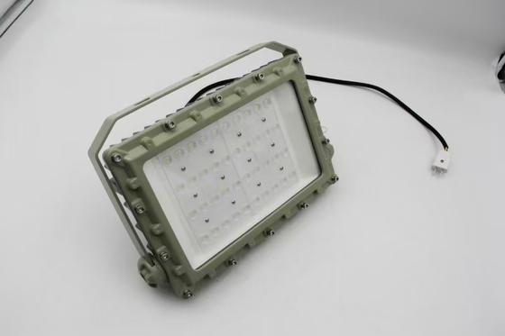 Luz de inundación LED a prueba de explosión AC100-277V de voltaje 50w y nivel de protección IP66 para zonas industriales y de gas de petróleo