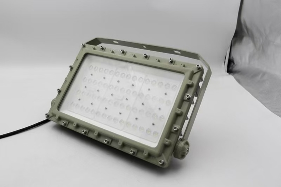 Luz de inundación LED a prueba de explosión AC100-277V de voltaje 50w y nivel de protección IP66 para zonas industriales y de gas de petróleo