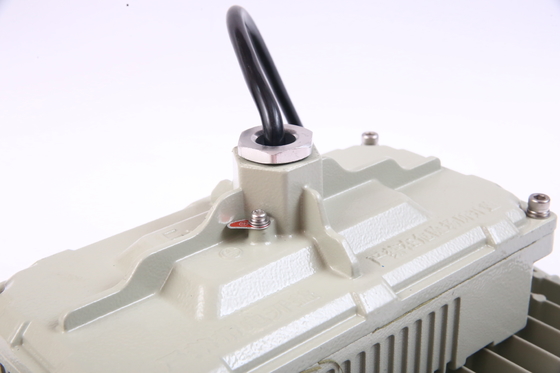 Luz de inundación LED a prueba de explosión AC100-277V de voltaje 50w y nivel de protección IP66 para zonas industriales y de gas de petróleo