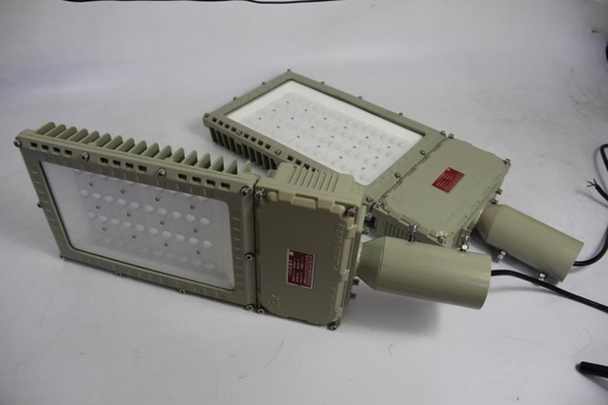 100W 130lm/W Luzes de inundación a prueba de explosión Inundaciones al aire libre impermeable alta rigidez Iluminación de obras de operación a gran escala