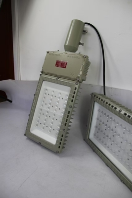 100W 130lm/W Luzes de inundación a prueba de explosión Inundaciones al aire libre impermeable alta rigidez Iluminación de obras de operación a gran escala