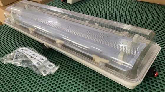 Luz fluorescente a prueba de explosión de ángulo de haz de 120-140° con nivel de protección IP66 WF2 y alta CRI Ra≥70