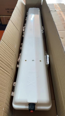 Luz fluorescente a prueba de explosión con protección IP66 WF2 y potencia para entornos severos