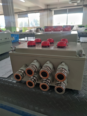 Panel de control a prueba de llamas a prueba de pared con voltaje nominal personalizable ATEX CNEX Certificación ISO9001 para soluciones marinas de petróleo y gas