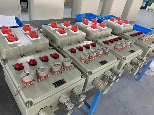 Panel de control eléctrico a prueba de llamas de montaje vertical revestido con polvo para protección industrial