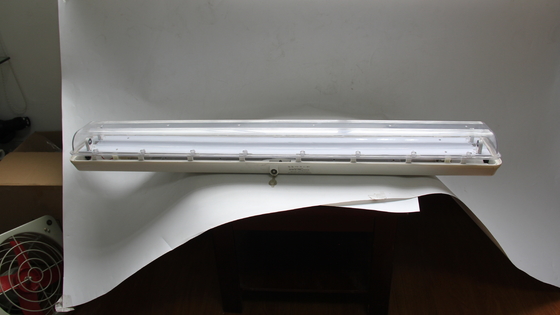 Lámpara lineal LED a prueba de explosiones e impermeable para plataformas petrolíferas, plantas químicas y gasolineras – Certificada ATEX/IECEx/CNEX, Eficiente energéticamente, Duradera, Fácil instalación