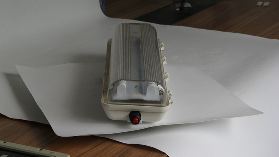 Lámpara lineal LED a prueba de explosiones e impermeable para plataformas petrolíferas, plantas químicas y gasolineras – Certificada ATEX/IECEx/CNEX, Eficiente energéticamente, Duradera, Fácil instalación