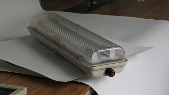 Lámpara lineal LED a prueba de explosiones e impermeable para plataformas petrolíferas, plantas químicas y gasolineras – Certificada ATEX/IECEx/CNEX, Eficiente energéticamente, Duradera, Fácil instalación