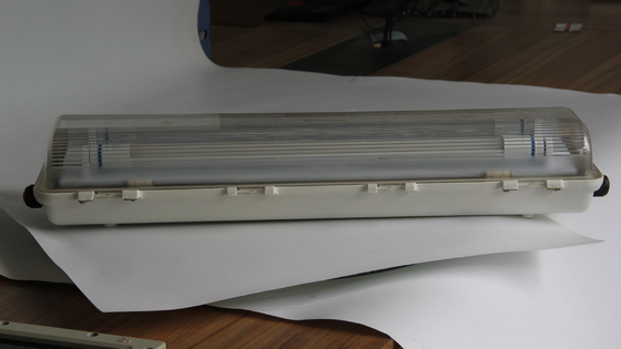 Lámpara lineal LED a prueba de explosiones e impermeable para plataformas petrolíferas, plantas químicas y gasolineras – Certificada ATEX/IECEx/CNEX, Eficiente energéticamente, Duradera, Fácil instalación