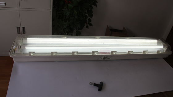 Luz LED lineal a prueba de explosiones ATEX/IECEx/CNEX duradera, grado industrial IP66 para iluminación en áreas peligrosas, plantas químicas y de petróleo y gas, minería, instalaciones marinas. Diseño de eficiencia energética que reduce