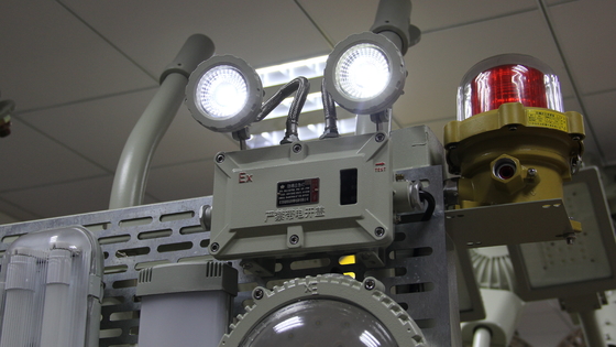 Lámpara a prueba de explosiones Luz de emergencia Dos cabezales ajustables Luz LED de emergencia contra incendios a prueba de explosiones con batería recargable
