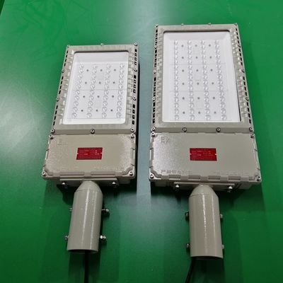 Foco LED a prueba de explosiones con ángulo de haz de 90° con protección IP66 y factor de potencia 0.95