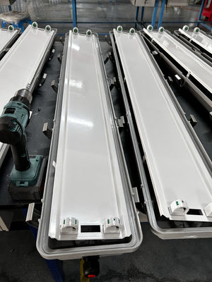 Luz lineal LED a prueba de llamas para ubicaciones peligrosas ATEX CE con clasificación IP66 de 10W 18W 36W, iluminación a prueba de explosiones reemplazable con respaldo de batería recargable