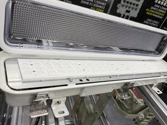 Zona de ubicación peligrosa 1 y 2 ATEX CE aprobado IP66 10W 18W 36W Luz fluorescente Industrial Luz LED lineal a prueba de explosión