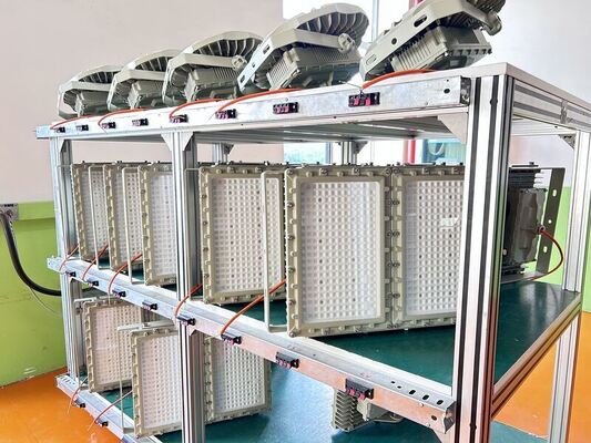 Proyector LED a prueba de explosiones ATEX 1000W con cuatro módulos juntos para uso en proyectos de petróleo, gas y fertilizantes