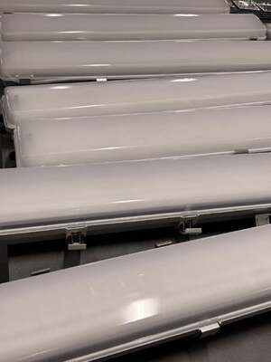 Luminaria lineal para áreas peligrosas IP66 WF2 Clasificación ambiental, Tira de luz certificada Ex Tb IIIC T80°C Db para plantas industriales petroquímicas